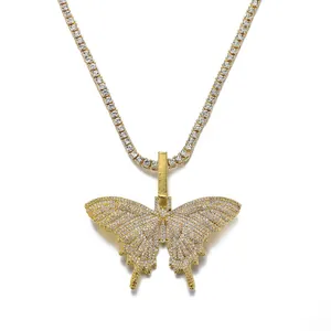 Dettaglio della collana con ciondolo a farfalla dorata e pavé di cristalli di zircone lucidi