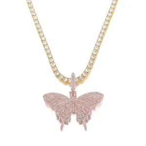 Dettaglio macro della collana a farfalla con micro-pavé di zirconi rosa su catena tennis