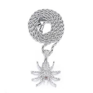 Détail du pendentif araignée hip-hop avec cristaux pavés et yeux rouges sur chaîne