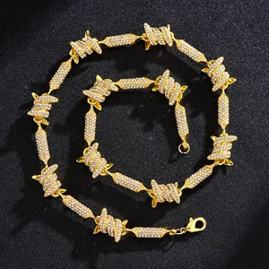 Detail van vergulde prikkeldraad cubaanse ketting met fonkelende zirkonia stenen