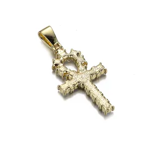 Détail du pendentif Ankh doré avec texture en relief et bélière polie brillante