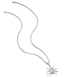 Détail du pendentif araignée hip-hop avec cristaux brillants et chaîne torsadée