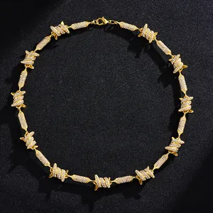 Detail van gouden hiphopketting met 3D-prikkeldraadschakels en witte zirkoniasteentjes