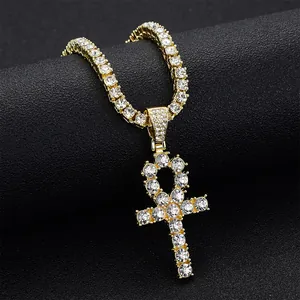 Détail du pendentif clé Ankh en or glacé avec une chaîne tennis au style hip hop urbain