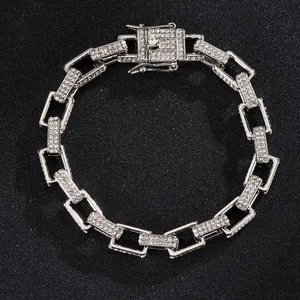 Détail d'une chaîne à maillons cubains en argent sertie de cristaux et fermoir box