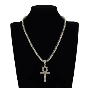 Collier Ankh doré sur buste noir avec une chaîne tennis sertie de pierres brillantes