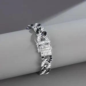 Détail du bracelet gourmette orné de zircons noirs et blancs au style hip-hop