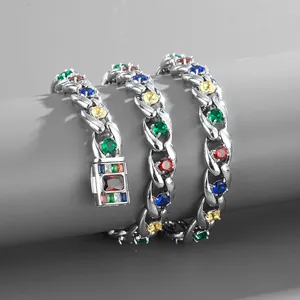 Bracciale cubano argento con pietre di zirconia multicolore su espositore grigio opaco