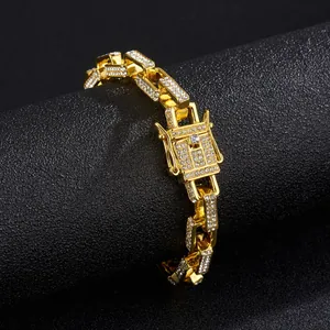 Vue détaillée du bracelet gourmette en or glacé serti de diamants scintillants