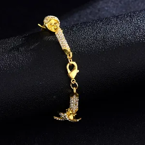 Detail van een gouden Cubaanse schakelketting met schitterende kristallen en karabijnslot