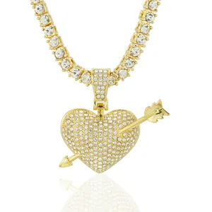 Collier hip hop plaqué or avec pendentif cœur et flèche serti de diamants brillants