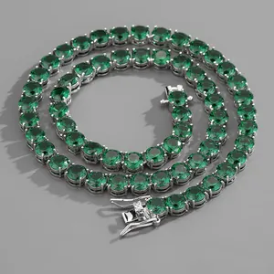 Dettaglio della collana tennis con zirconi verde smeraldo e chiusura di sicurezza
