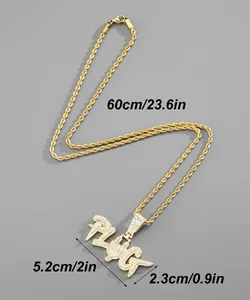 Detalle del colgante PLUG con circonitas brillantes y cadena de cuerda dorada estilo hip hop