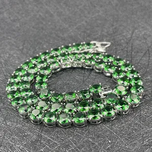 Dettaglio della collana tennis in argento con zirconi tondi verde smeraldo a griffe