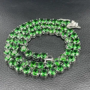 Dettaglio della catena tennis in zircone verde smeraldo con chiusura in argento