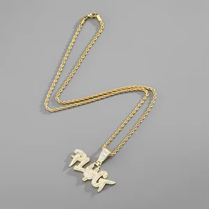 Detalle de collar con colgante PLUG dorado, cadena de cuerda y cristales brillantes