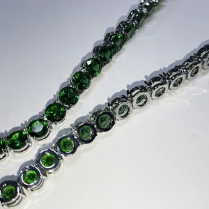 Dettaglio macro della collana tennis argento con pietre di zircone verde smeraldo taglio tondo