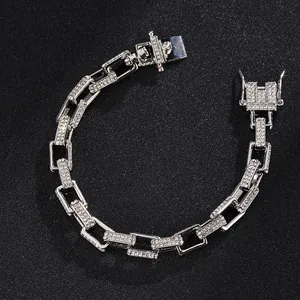Détail de la chaîne hip-hop argentée de 8 mm avec diamants pavés et fermoir de montre sécurisé
