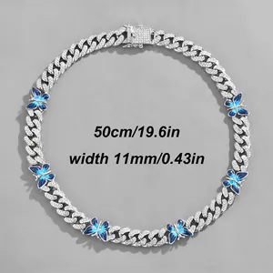 Detailansicht der silbernen Kubanischen Kette mit Strass und blauen Schmetterlingen