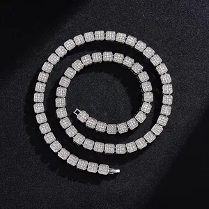 Vue de dessus de la chaîne cubaine argentée de 8mm avec pavé de zircone sur fond noir