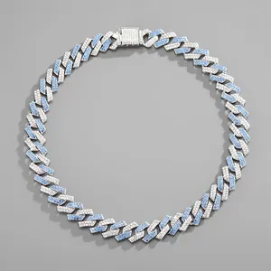 Dettaglio della catena Cuban Link da 15mm con pavé di strass bianchi e blu brillanti