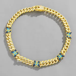 Detailansicht der Cuban-Link-Kette mit glänzenden Kristallen und blauen Emaille-Schmetterlingen