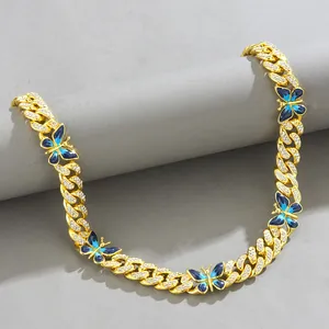 Detailansicht der goldenen Panzerkette mit blauen Emaille-Schmetterlingen und Diamanten