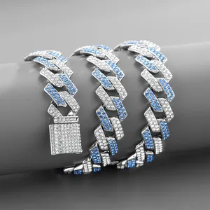 Dettaglio catena cubana Miami da 15 mm con strass blu e bianchi incastonati a pavé