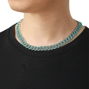 Detailopname van een 9mm hiphop-cubaanse schakelketting voor heren met aqua blauwe strass