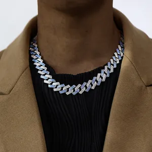 Dettaglio della catena cubana Miami da 15 mm con zirconi blu e bianchi incastonati