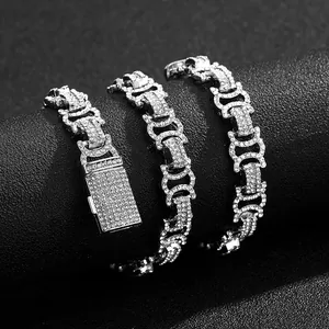 Collier Cuban link argenté avec motif Triomphe serti de cristaux pour hommes
