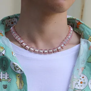 12mm Pink Iced Out Kubanische Kette mit Baguette-Steinen in Roségold am Modell getragen