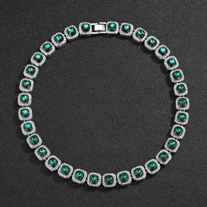 Luxe 10mm smaragdgroene ketting met ijskoude diamanten halo in zilveren afwerking