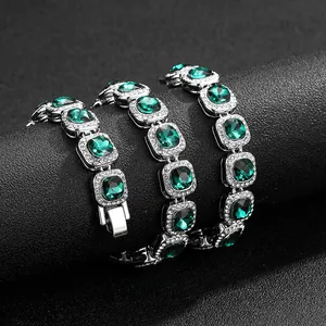 Macro-opname van hiphop armband met vierkante smaragden en glanzende verzilverde afwerking