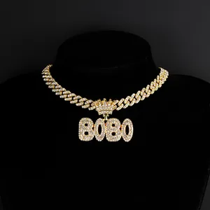 Dettaglio del pendente BOBO con diamanti e catena cubana dorata con decorazione corona