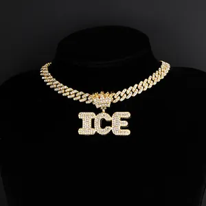 Dettaglio macro del ciondolo corona ICE placcato oro con diamanti su busto espositivo nero