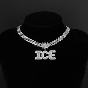 Dettaglio del ciondolo ICE con corona e strass su catena cubana in argento