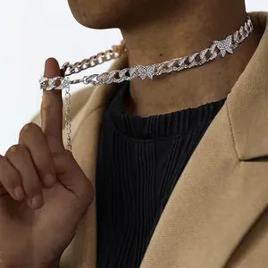 Collana cubana a farfalla in argento con cristalli indossata da un uomo