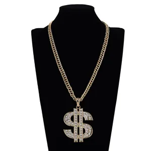 Collier hip hop avec pendentif signe dollar doré et zircons sur buste d'exposition
