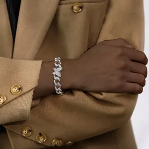 Dettaglio di un bracciale a catena cubana con farfalla d'argento e zirconi scintillanti