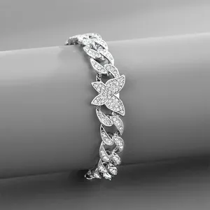 Dettaglio del bracciale a catena cubana argentata con ciondolo a farfalla scintillante