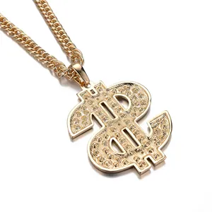 Gros plan du pendentif dollar doré texturé sur une chaîne à maillons cubains dorés