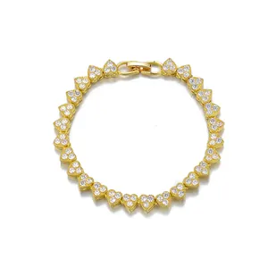 Luxueux bracelet cœur plaqué or avec pierres de zircon étincelantes sur fond blanc épuré