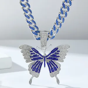 Iced out hip-hop vlinder hanger met blauwe en witte zirkoon op een cubaanse schakelketting