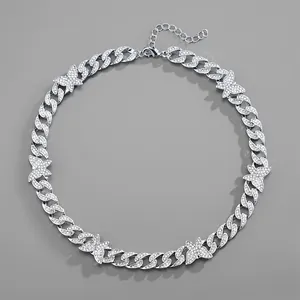 Dettaglio di una collana a catena groumette con farfalle argentate e cristalli scintillanti