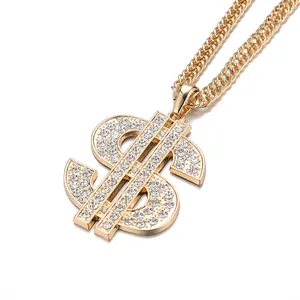 Détail d'un pendentif dollar doré avec zircons brillants sur une chaîne à maillons cubains