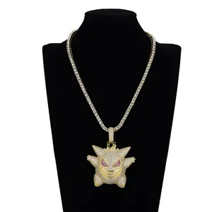 Détail du pendentif Gengar serti de zircons cubiques brillants sur une chaîne tennis dorée