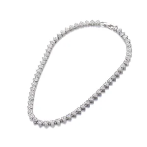 Détail du collier coeur en argent orné d'un pavage de zircons scintillants