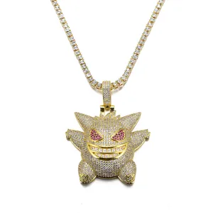 Détail du pendentif Gengar hip hop avec zircons blancs et une chaîne tennis dorée