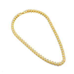 Détails du collier tennis doré en forme de cœur avec incrustations de zircons cubiques